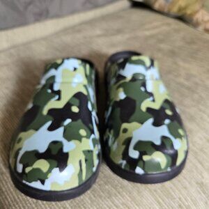 OOFOS Camo Clog Like New Size W9 EU 40
